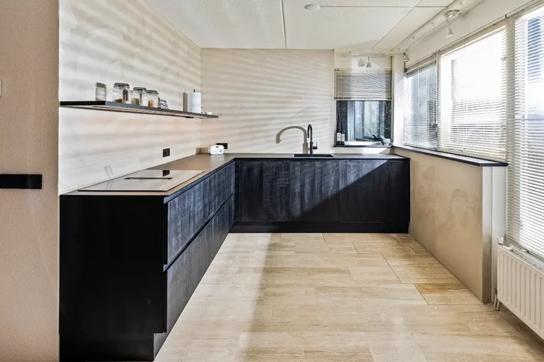 Minimalistische keuken met donker hout