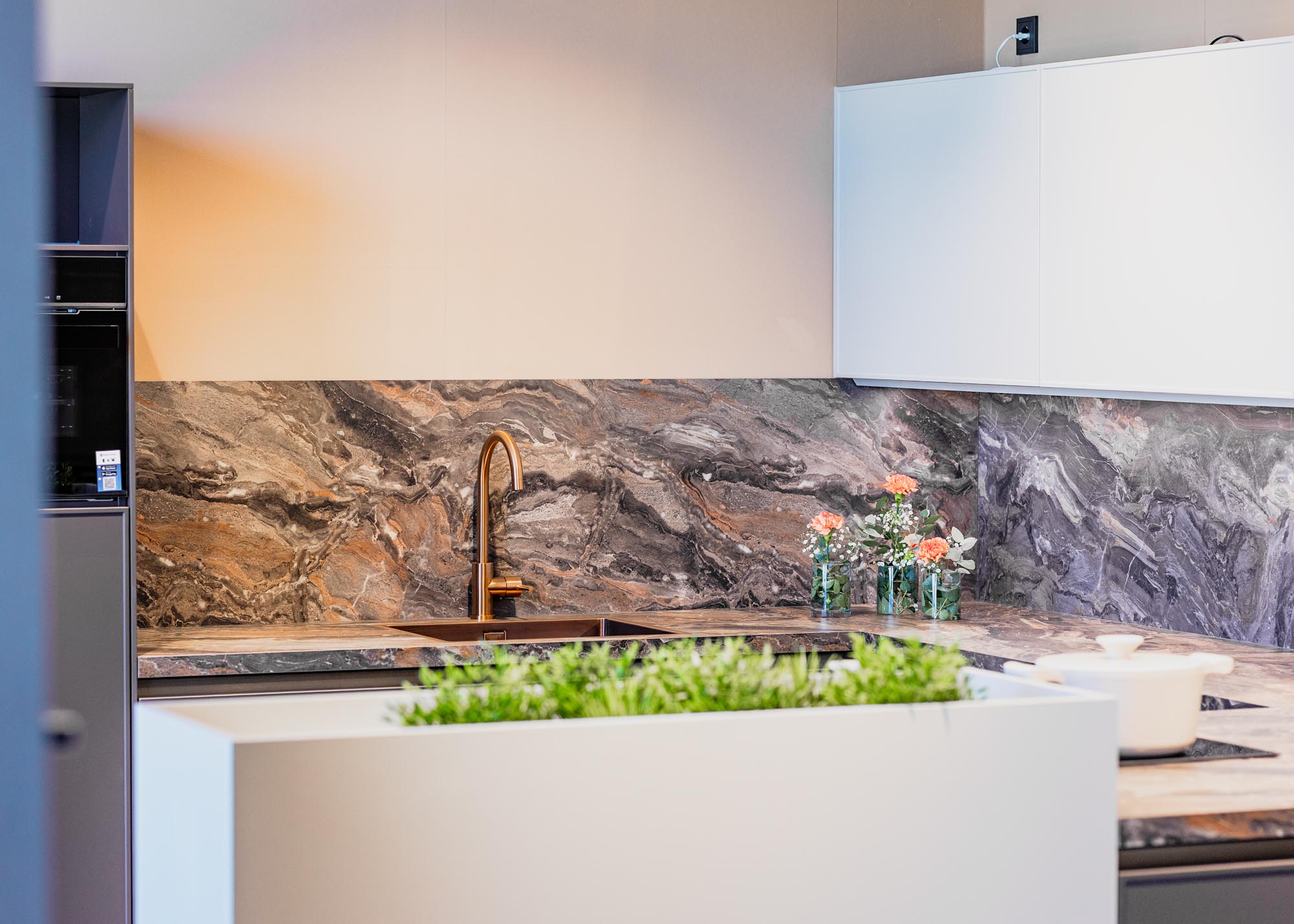 witte keuken met gouden kraan